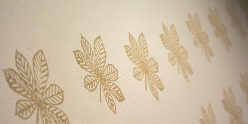 Zeď se vzorem listů