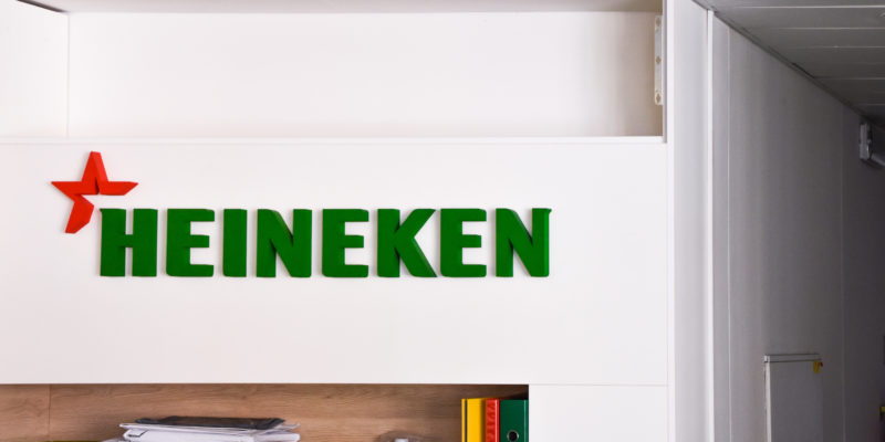 Heineken logo na zdi