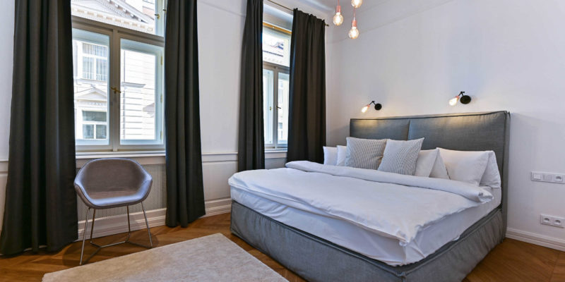 Moderní ložnice s čalouněnou postelí