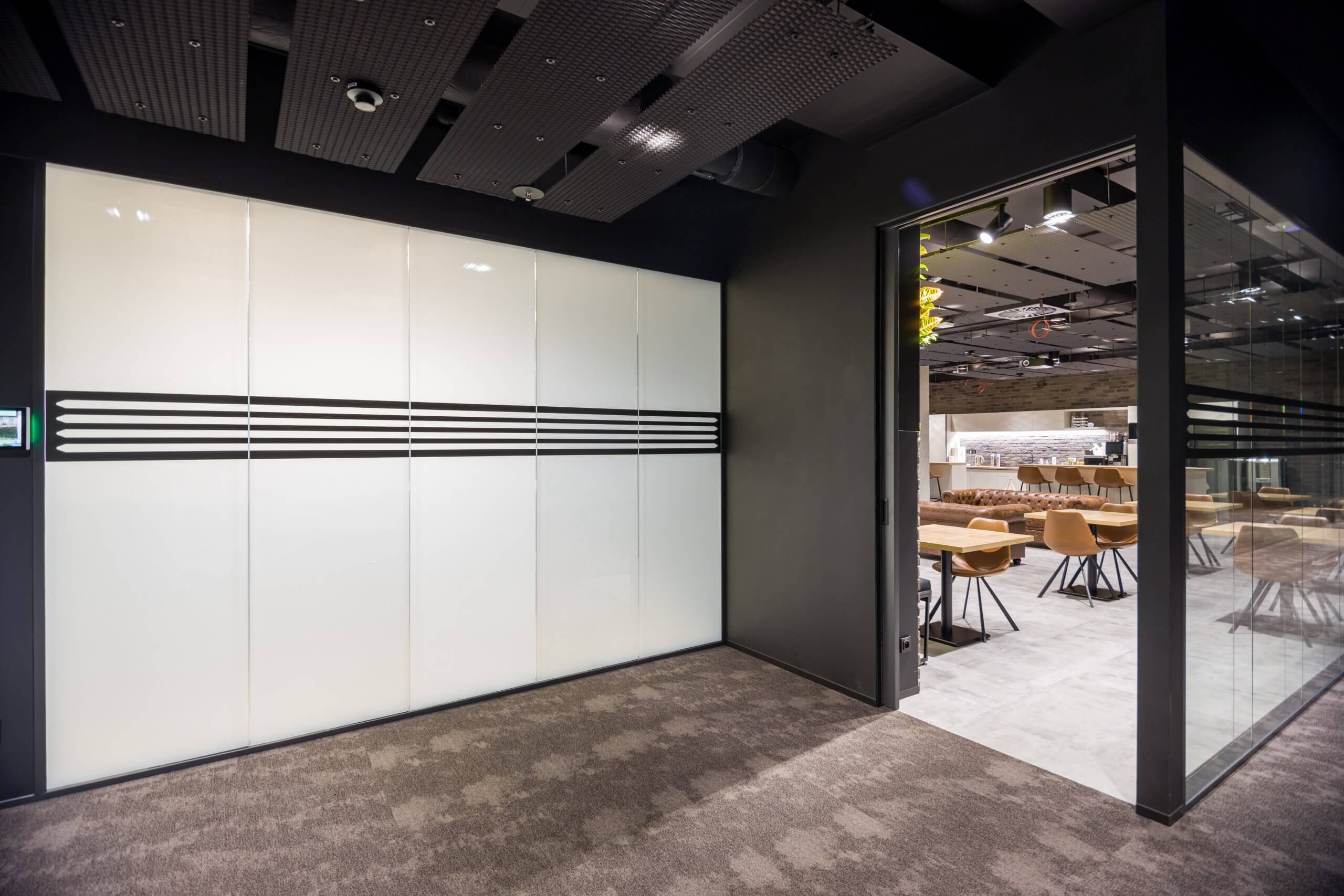 zasklená místnost bez viditelnosti do místnosti