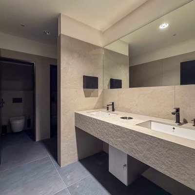 Rekonstrukce toalet Corso Karlín